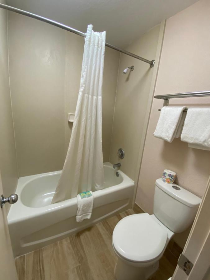 Regency Inn Fern Park エクステリア 写真