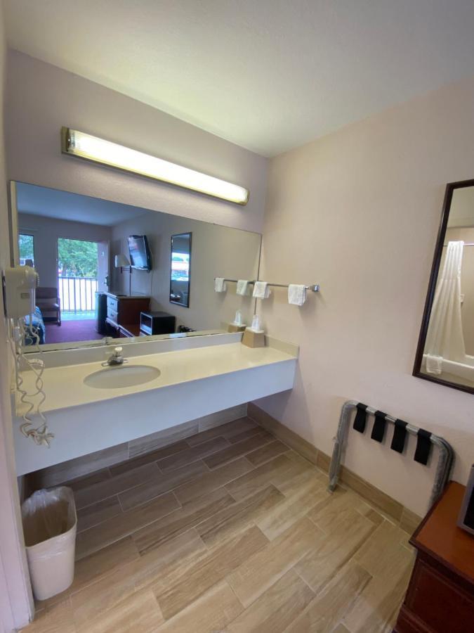 Regency Inn Fern Park エクステリア 写真