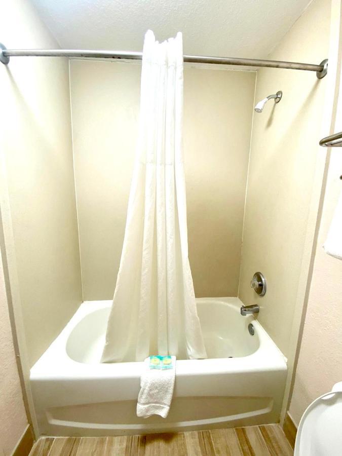 Regency Inn Fern Park エクステリア 写真