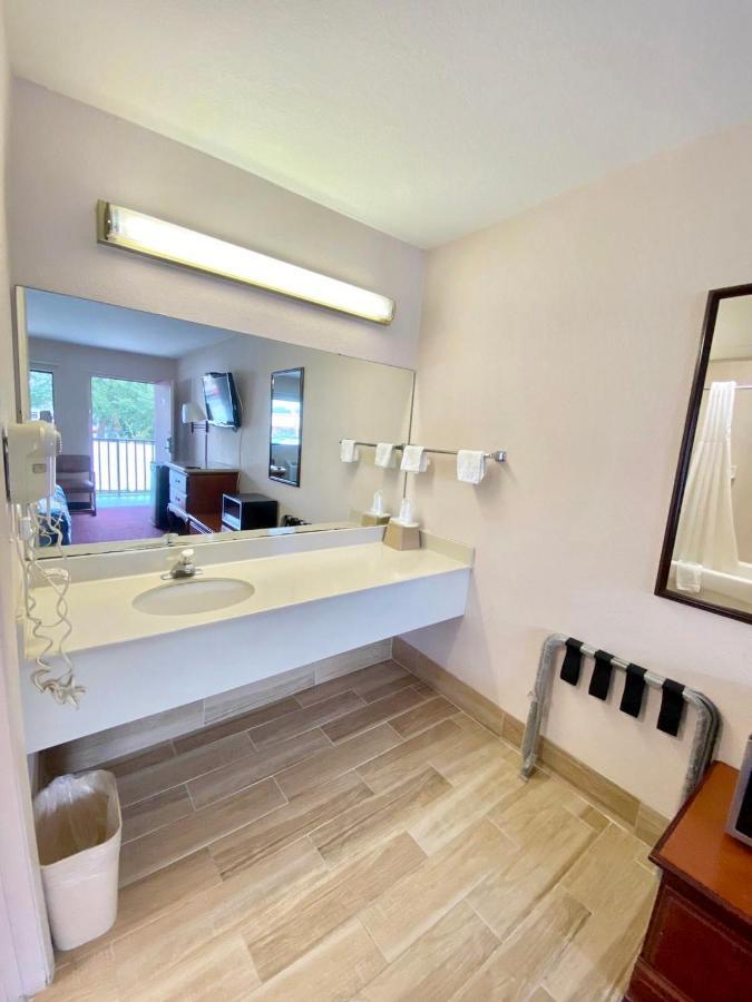 Regency Inn Fern Park エクステリア 写真