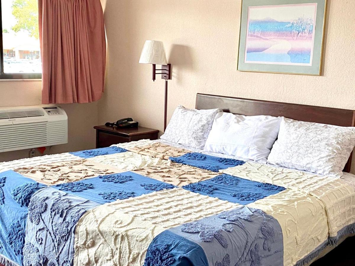 Regency Inn Fern Park エクステリア 写真