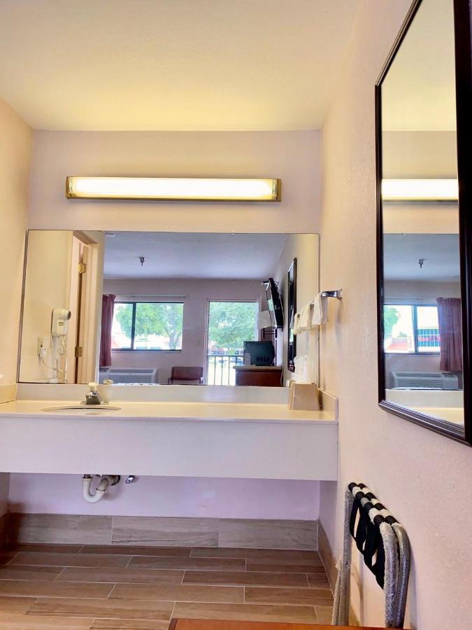 Regency Inn Fern Park エクステリア 写真
